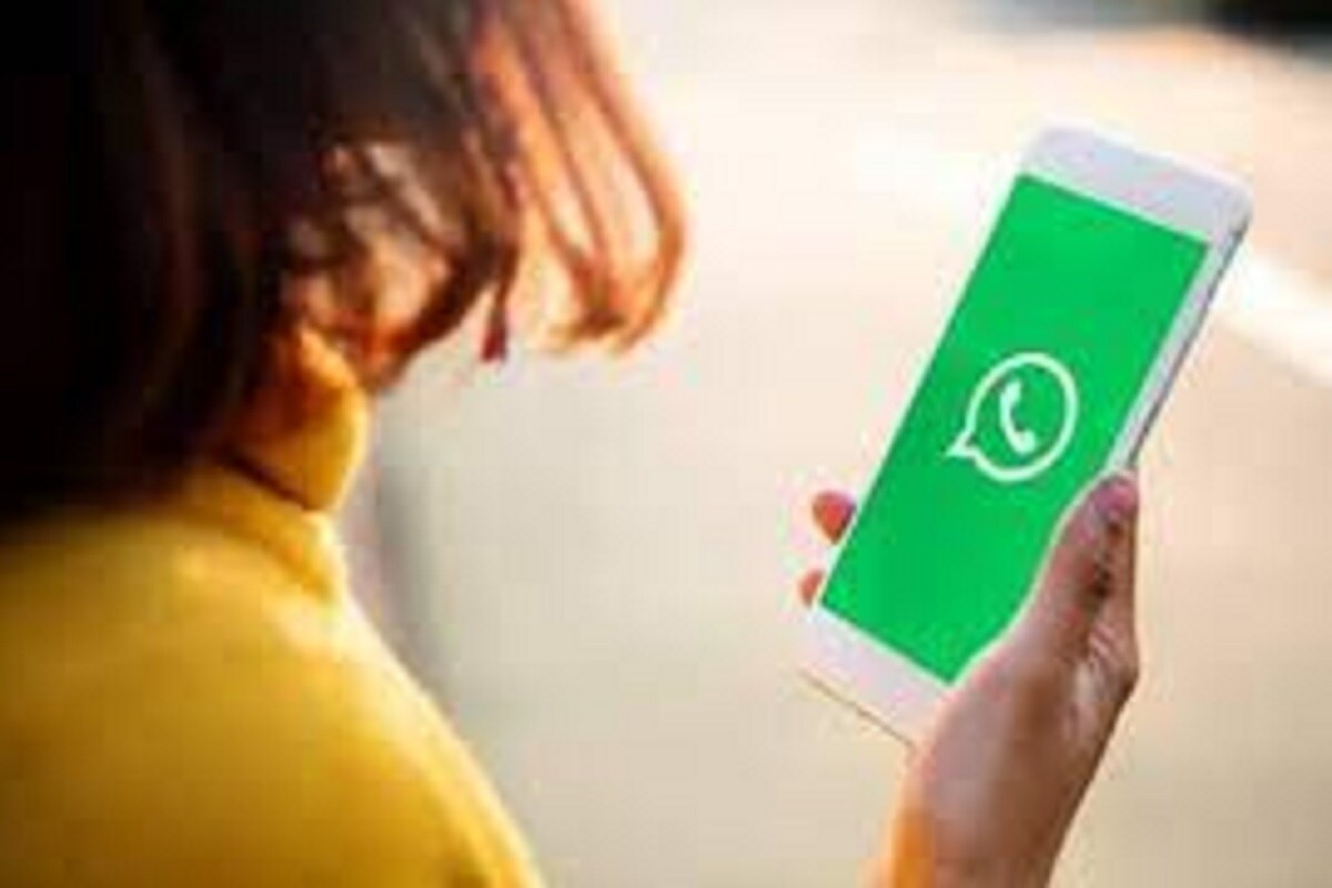 सर्वात आधी WhatsApp ओपन करा आणि त्या चॅटवर जा जे तुम्हाला हाईड करायचं आहे. हे चॅट ओपन करू नका, तर ते लाँग प्रेस करुन ठेवा. सर्वात आधी WhatsApp ओपन करा आणि त्या चॅटवर जा जे तुम्हाला हाईड करायचं आहे. हे चॅट ओपन करू नका, तर ते लाँग प्रेस करुन ठेवा.