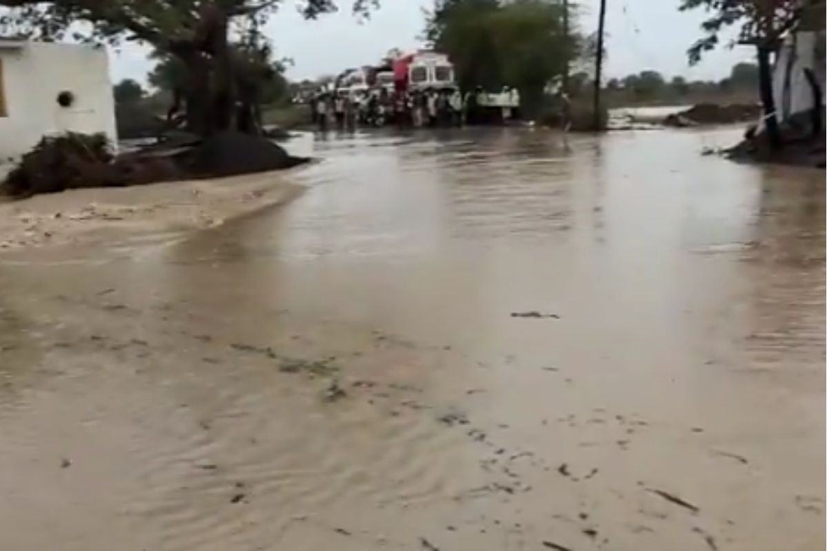 VIDEO : मुसळधार पावसामुळे द्रुतगती मार्गावरील पूल खचला; रस्त्यावर वाहनांच्या रांगाच रांगा..