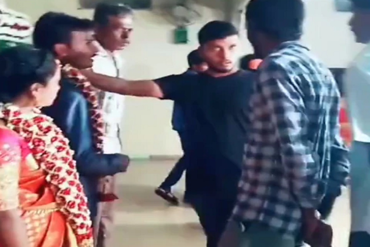 खांद्यावर हात ठेवला आणि...; नवऱ्याच्या मित्राने स्टेजवर केलं असं काही, पाहून नवरीही शॉक