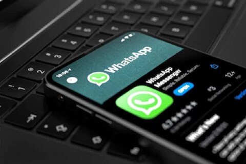 त्यानंतर WhatsApp वर जाऊन त्या चॅटवर क्लिक करा, ज्यावर कॉल रेकॉर्ड करायचा आहे. 
