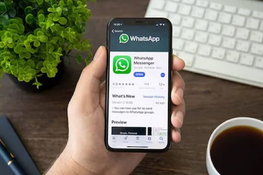 ना ब्लू टीक, ना मेसेज रीड झाल्याचं समजणार; WhatsApp चं नवं फीचर असं करेल काम