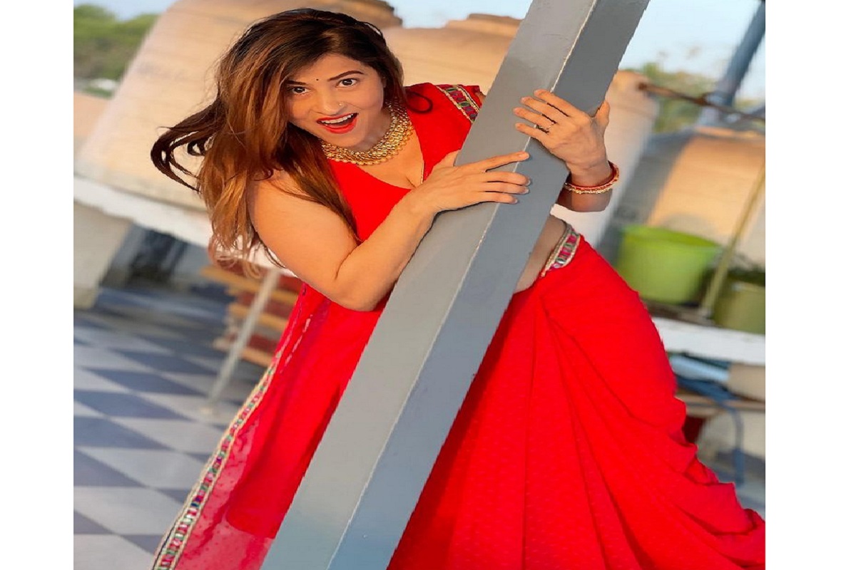 साडीतल्या या सुंदर नारीला नाजूक समजू नका; तिचा हा VIDEO पाहून भल्याभल्यांना फुटला घाम