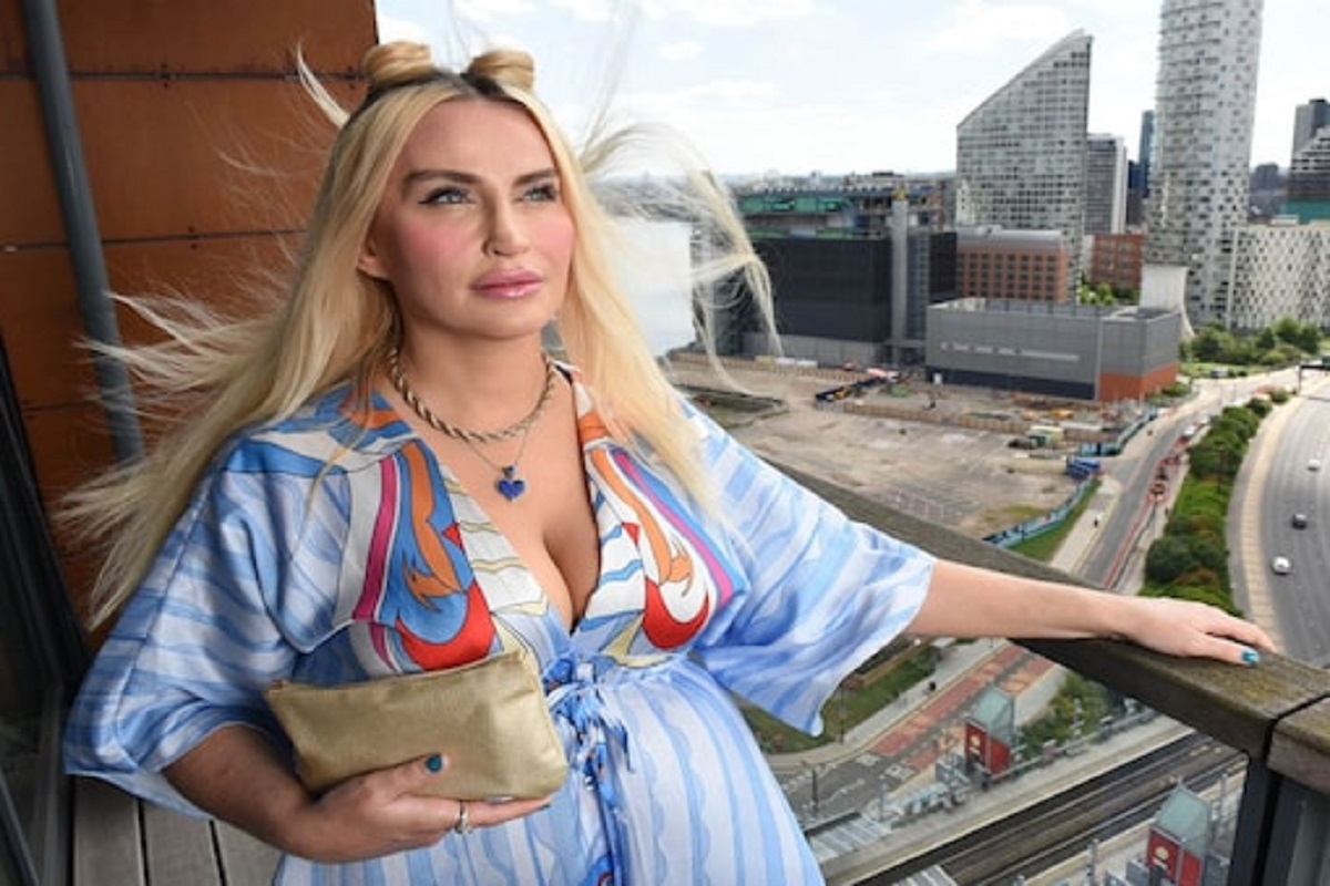 पुरुषांना कंटाळली, चक्क एलिअनच्या प्रेमात पडली; दुसऱ्या डेटची पाहतेय वाट