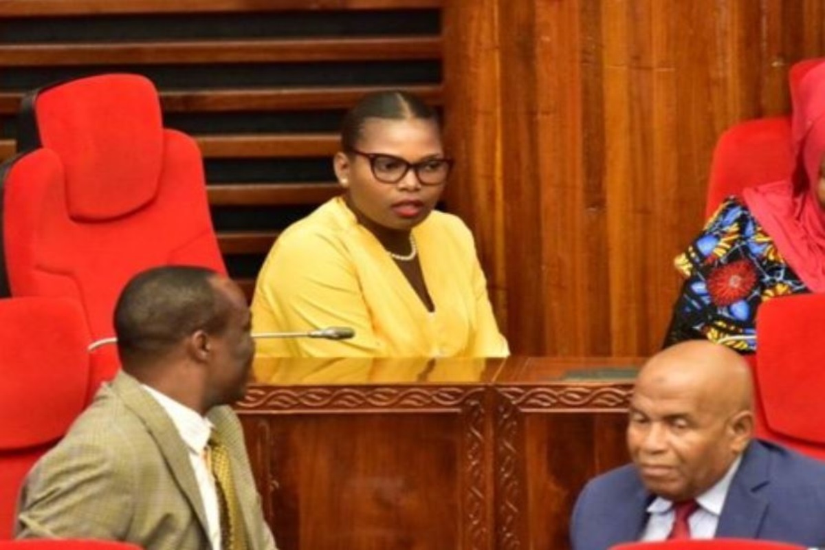 महिला खासदाराच्या कपड्यांवर सभापतींचा आक्षेप, संसदेतून काढलं बाहेर