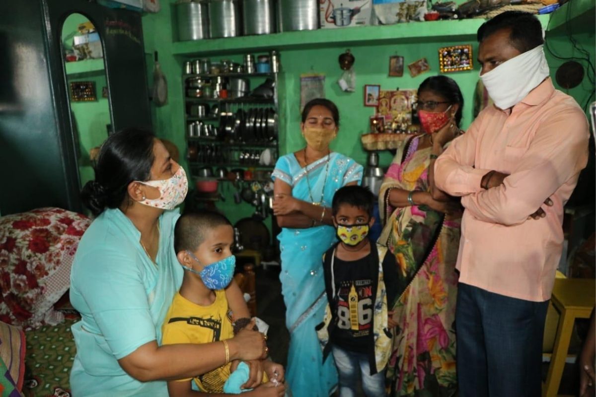 कोरोनामुळे आई-बाबांच छत्र हरवलं, यशोमती ठाकूर यांनी घरी जाऊन मुलाची घेतली भेट, ठाकरे सरकारने घेतली जबाबदारी