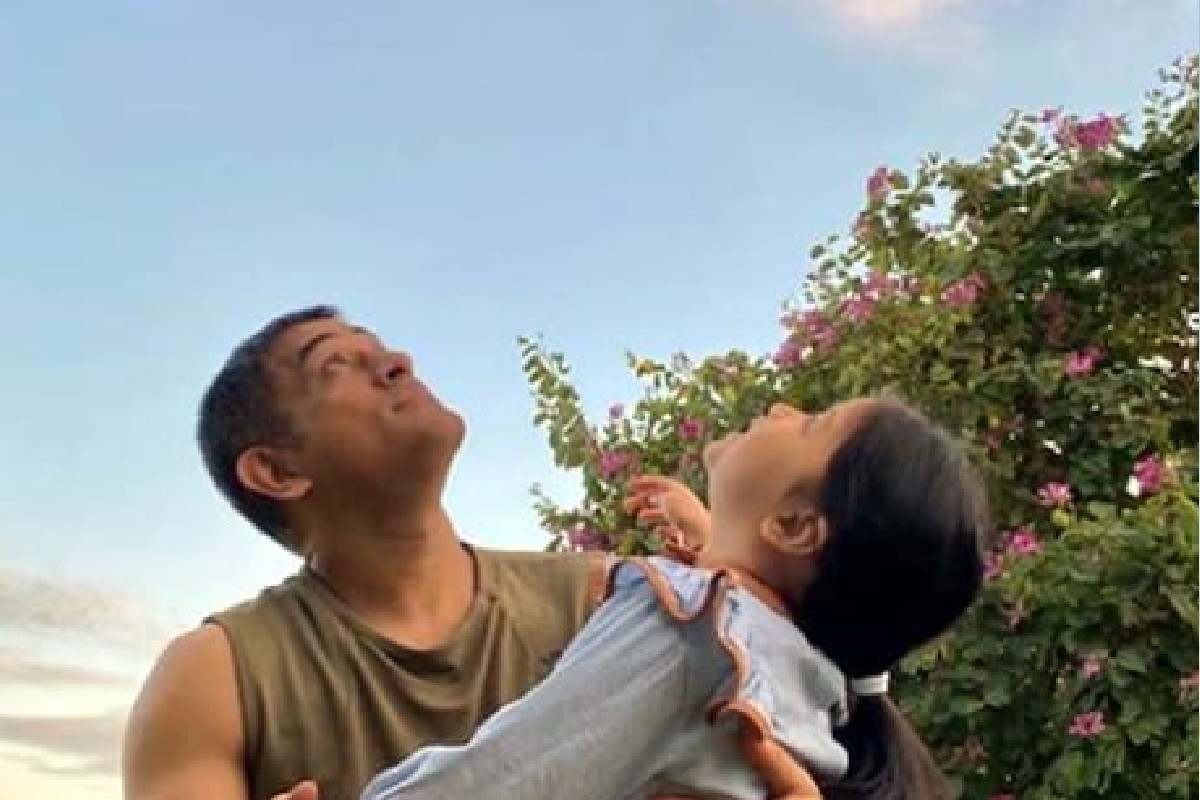 धोनीच्या फार्म हाऊसवर दिसलं मैत्रीचं अनोखं दृश्य, साक्षीनं शेअर केला CUTE VIDEO