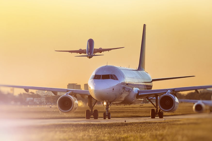 आपण पाहतो की विमानातील खिडक्या (Why aeroplane’s windows are round) या नेहमी गोल असतात. यामागे एक शास्त्रीय कारण आहे.