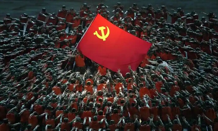  हाँगकाँगच्या एका शाळेत वर्धापन दिनानिमित्त ध्वजारोहण समारंभात विद्यार्थ्यांनी चिनी राष्ट्रध्वज फडकावले.