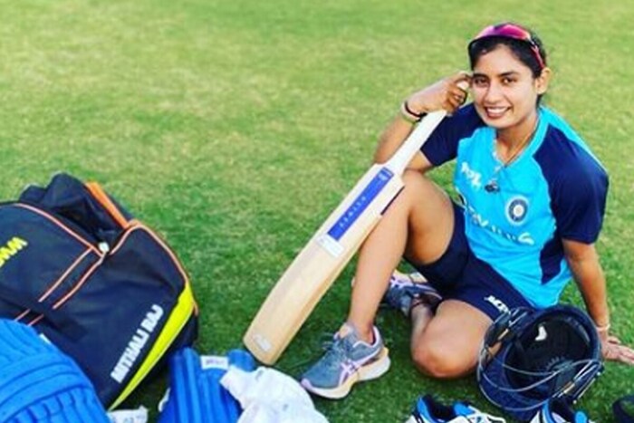 मुंबई, 4 जुलै : भारत विरुद्ध इंग्लंड यांच्यातील (IND W vs ENG W) तिसऱ्या वन-डेमध्ये टीम इंडियानं 6 विकेट्सनं विजय मिळवला. कॅप्टन मिताली राज (Mithali Raj) या विजयाची शिल्पकार होती. तिने नाबाद 75 रन काढले. मितालीच्या या खेळीमुळे टीम इंडियानं व्हाईटवॉश टाळला. (फोटो - Instagram)
