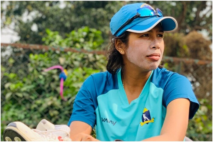 बॉलिवूड हंगामाच्या रिपोर्टनुसार या बायोपिकचं शूटिंग डिसेंबर महिन्यात सुरु होईल. जानेवारी 2020 मध्ये अनुष्का भारतीय टीमच्या जर्सीमध्ये झुलनसोबत कोलकातच्या इडन गार्डन स्टेडियमवर दिसली होती. अनुष्काचा यापूर्वीचा सिनेमा 2018 साली प्रदर्शित झाला होता. (फोटो-@JhulanG10)