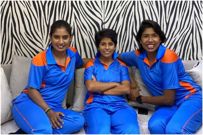 मिताली राज आणि झूलन गोस्वामी या भारताकडून सर्वाधिक काळ टेस्ट क्रिकेट खेळणाऱ्या महिला क्रिकेटपटू आहेत. इंग्लंड विरुद्ध जून महिन्यात झालेल्या पहिल्या टेस्टमध्ये त्यांनी हा विक्रम केला. भारताकडून त्यांच्यापेक्षा फक्त सचिन तेंडुलकर जास्त काळ टेस्ट क्रिकेट खेळला आहे. (फोटो-@JhulanG10)