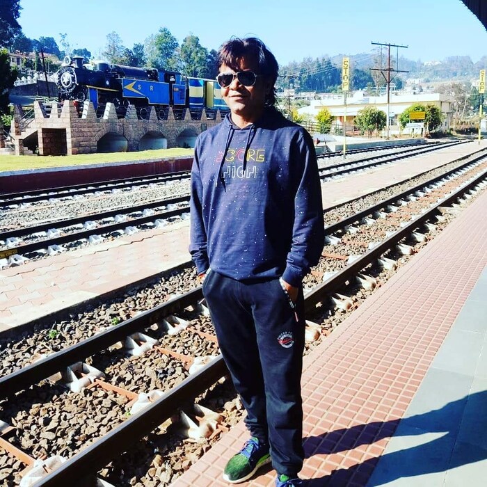 माध्यमांच्या माहितीनुसार अभिनेतत्याने म्हटलं आहे, आधीपासूनचं वडिलांचं नाव पासपोर्टवर होतं. मात्र आत्ता चित्रपटांमध्येसुद्धा वापरण्याचा निर्णय मी घेतला आहे. 