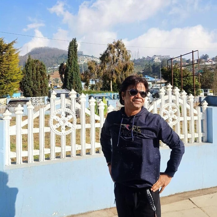 16 मार्च 1971 मध्ये अभिनेता राजपाल यादव यांचा जन्म उत्तर प्रदेशमधील एका गावात झाला होता. सुरुवातीला हा अभिनेता काही गंभीर भूमिकांमध्ये दिसून आला होता. 