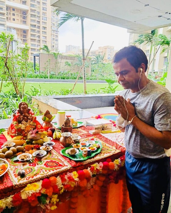 राजपाल यादव हे आपललं गाव शहाजानपूरच्या थिएटरशी संलग्नित होते. त्यांनी अनेक नाटकांमध्ये काम केलं आहे. तसेच त्यांनी चित्रपटांपूर्वी अनेक मालिकासुद्धा केल्या आहेत. 