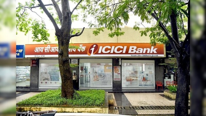 ICICI and HDFC: आयसीआयसीआई बँक आणि एचडीएफसी बँकेसारख्या मुख्य खाजगी बँकां एका वर्षाच्या एफडीवर 4.90 टक्के दराने व्याज देत आहेत