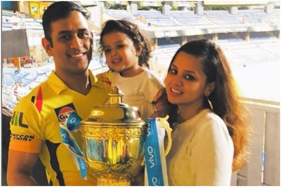 टीम इंडियाचा माजी कर्णधार एमएस धोनीने (MS Dhoni) मागच्याच वर्षी आंतरराष्ट्रीय क्रिकेटमधून निवृत्ती घेतली होती. यानंतर आता ही आयपीएल (IPL) त्याची अखेरची असेल, असं बोललं जात आहे. धोनीच्या नेतृत्वात चेन्नई सुपरकिंग्सने (CSK) 2010, 2011 आणि 2018 अशा तीन वेळा आयपीएल ट्रॉफी जिंकली. 