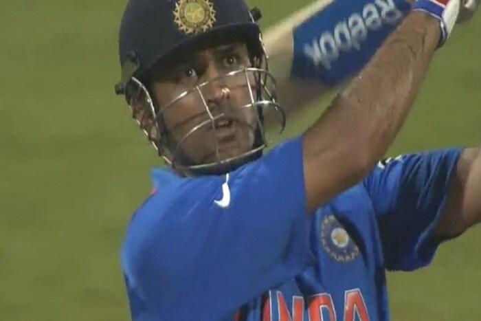 मुंबई,7 जुलै : टीम इंडियाचा माजी कॅप्टन महेंद्रसिंह धोनी (MS Dhoni) आज म्हणजेच 7 जुलै रोजी 40 वर्षांचा झाला आहे. धोनीनं 7 नंबरची जर्सी घालून टीम इंडियाला टी20 वर्ल्ड कप आणि वन-डे वर्ल्ड कप जिंकून दिला. त्याच्या नॅशनल आणि आयपीएल जर्सीचा नंबर देखील 7 आहे. धोनीचे 7 नंबरशी विशेष कनेक्शन आहे. त्याचा जन्म 7 जुलै 1981 रोजी झाला. तो महिना आणि दिवस देखील 7 होता. 