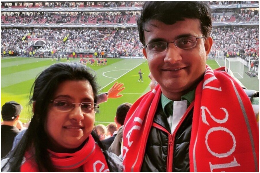 टीम इंडियाचा कॅप्टन सौरव गांगुली (Sourav Ganguly) आज 49 वर्षांचा झाला आहे. भारतीय क्रिकेटमधील मोठ्या बदलांचं श्रेय गांगुलीला जातं. तो टीम इंडियाचा एक यशस्वी कॅप्टन आणि आक्रमक बॅट्समन होता. त्याने टेस्टमध्ये 16 आणि वन-डेमध्ये 22 शतक झळकावली आहेत. गांगुलीचं लग्न अगदी फिल्मी स्टाईलनं झालं. त्याने गर्लफ्रेंड डोनासोबत घरातून पळून जाऊन लग्न केले होते. (Dona Ganguly Instagram)