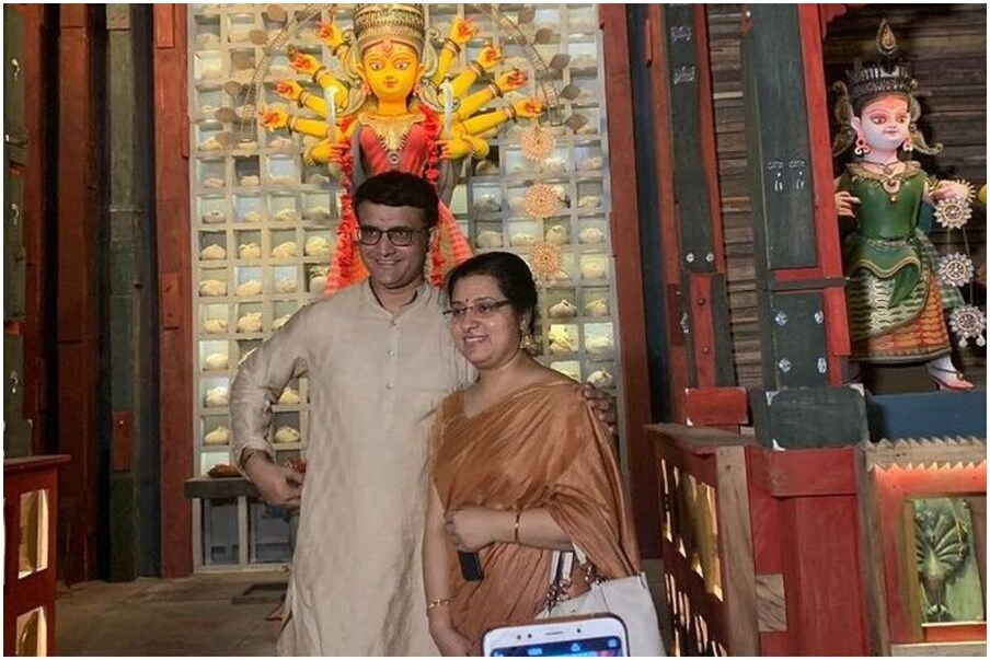 सौरव आणि डोनाचं लग्न देखील अगदी फिल्मी स्टाईलनं झालं. दोन्ही परिवारामध्ये वैर होतं. त्यामुळे 1996 साली गांगुली इंग्लंड दौऱ्याहून परतल्यानंतर दोघांनी घरातून पळून जात लग्न केलं. एका मित्राच्या मदतीनं 12 ऑगस्ट 1996 रोजी हे कोर्ट मॅरेज झालं. काही दिवसांनी दोघांच्या घरच्यांना ही माहिती समजली. त्यावेळी सुरुवातीला मोठा गोंधळ झाला. त्यानंतर त्यांचा विरोध मावळला. अखेर 21 फेब्रुवारी 1997 रोजी पुन्हा एकदा सर्व धार्मिक विधींसह त्यांचे लग्न झाले. (Dona Ganguly Instagram)