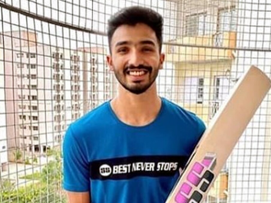 इंट्रा स्क्वॉडच्या या सामन्यात इशान किशन (Ishan Kishan) अपयशी ठरला, त्याला खातंही उघडता आळं नाही. डावखुरा बॅट्समन देवदत्त पडिक्कलला (Devdutt Padikkal) चांगली सुरुवात मिळाली, पण त्याला मोठा स्कोअर करता आला नाही. पडिक्कल 34 रन करून माघारी परतला. 