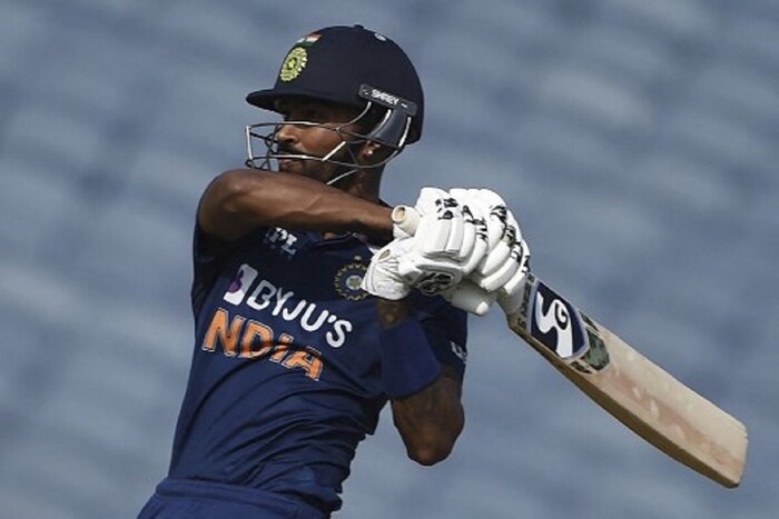 हार्दिक पांड्यानेही (Hardik Pandya) चांगला फॉर्म दाखवून टीम इंडियाला दिलासा दिला आहे. आयपीएल 2021 स्थगित होईपर्यंत पांड्याची बॅट शांत होती. इंट्रा स्क्वॉड सामन्यात पांड्याने बॉलिंगही केली. श्रीलंकेविरुद्ध वनडे आणि टी-20 सीरिजमध्ये पांड्या ऑलराऊंडर म्हणून खेळण्याची शक्यता आहे. 