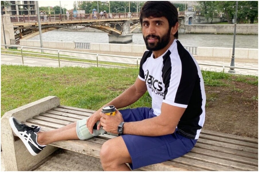 मुंबई, 9 जुलै : टोक्यो ऑलिम्पिकला (Tokyo Olympics) 23 जुलैपासून सुरुवात होणार आहे. कोरोना व्हायरसचा धोका या संपूर्ण स्पर्धेवर आहे. त्यामुळे टोक्यो शहरात आणिबाणी लागू करण्याची घोषणा जपान सरकारने केली आहे. असं असलं तरी खेळाच्या मैदानात थरारक लढती आणि नव्या विक्रमांची नोंद होईल. भारताची आजवरची सर्वात बलाढ्य टीम या ऑलिम्पिकमध्ये उतरणार असून यंदा तब्बल 8 जण गोल्ड मेडलचे दावेदार आहेत. (Instagram/Bajrang Punia)
