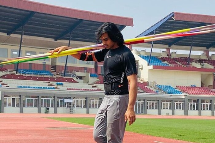 भालाफेकपटू नीरज चोप्रा (Neeraj Chopra) देखील गोल्ड मेडलचा दावेदार आहे. त्याने 2016 साली झालेल्या ज्यूनियर वर्ल्ड कप स्पर्धेत नव्या वर्ल्ड रेकॉर्डची नोंद केली होती. चोप्रानं 2020 साली फक्त एकाच स्पर्धेत भाग घेतला होता. त्यामध्ये त्याने 87.86 मीटर थ्रो करत ऑलिम्पिकचं तिकीट मिळवलं. (Instagram)
