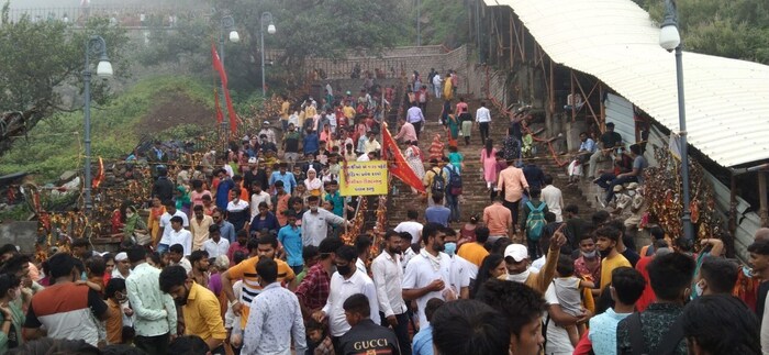 एकीकडे पंतप्रधान मोदी पर्यटकांच्या गर्दीवर चिंता व्यक्त करत तिसऱ्या लाटेला आमंत्रण देऊ नका, असं आवाहन करत आहेत, पण भाविक, भक्त आणि पर्यटक त्यांचंही ऐकायला तयार नाहीत.