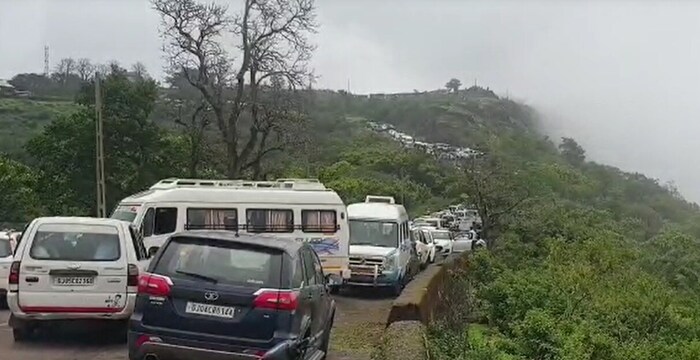 सापुतारा या थंड हवेच्या ठिकाणी पर्यटकांच्या गर्दीमुळे वाहतूक कोंडी झाली. गुजरातच्या डांग जिल्ह्यातील या हिल स्टेशनला मान्सून पर्यटनासाठी गर्दी वाढते आहे.