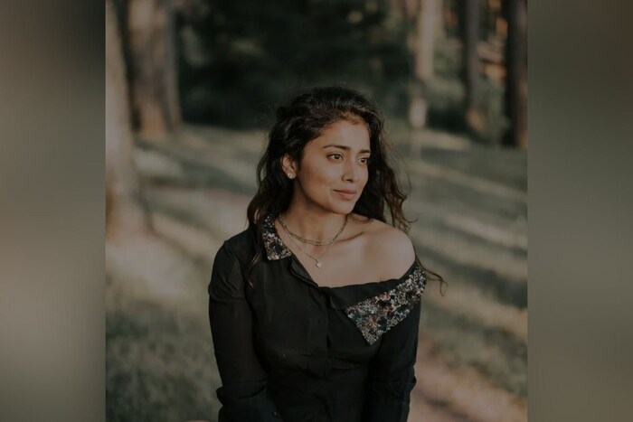 श्रिया साउथ इंडियन सिनेमाची (South Indian Cinema) फारच प्रसिद्ध आणि यशस्वी अभिनेत्री म्हणून ओळखली जाते.