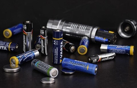 Buldana battery cell Operation:  बुलढाण्यातील (Buldana) एका डॉक्टरनं वेगळीच कमाल केली आहे. या डॉक्टरचं कौतुक अख्ख्या बुलढाण्यात केलं जात आहे.