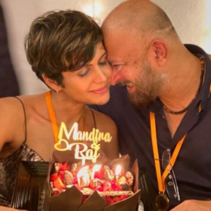 मंदिराने राजच्या आठवणीत 3 पोस्ट शेयर केल्या आहेत. यामध्ये तिने एकमेकांना जाणून घेण्याच्या 25 वर्षांचा आणि लग्नाच्या 23 वर्षांचा उल्लेख केला आहे. 