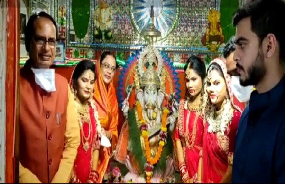 मध्य प्रदेशचे मुख्यमंत्री शिवराजसिंह चौहान यांनी दत्तक घेतलेल्या तिन्ही मुलींची एकाच दिवशी, एकाच मांडवात लग्न लावून दिली. मुख्यमंत्र्यांचे चिरंजीव कार्तिकेय आणि कुणाल यांनी अगदी खरेदी पासून ते लग्नाच्या विधींपर्यंत सर्व जबाबदाऱ्या उत्तमरीत्या पार पाडल्या. 