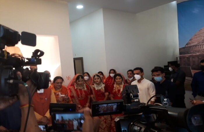 बाढच्या गणेश मंदिरात हा लग्नसोहळा झाला. मुख्यमंत्री शिवराजसिंह चौहान आणि त्यांची पत्नी साधना यांनी जातीने सर्व विधींमध्ये भाग घेतला. 