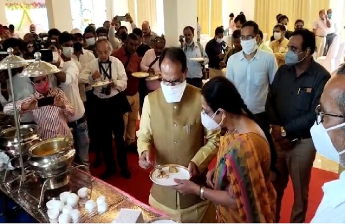 'माझ्यासाठी हा खूप आनंदाचा क्षण आहे. जे सक्षम आहेत त्यांनी अनाथ मुलींचं संगोपन आणि दत्तक घेण्याची जबाबदारी स्वीकारली पाहिजे', असं या वेळी मुख्यमंत्री म्हणाले.