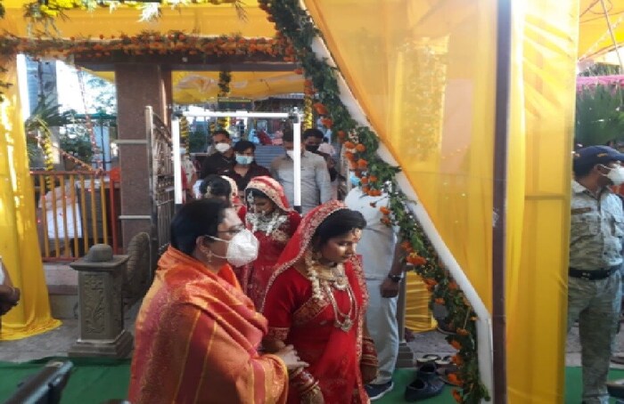 मुख्यमंत्री शिवराजसिंह चौहान यांनी 1998 मध्ये या प्रीती, राधा आणि सुमन या तिघींना दत्तक घेतलं. त्या वेळी त्या फक्त फक्त 2 ते 3 वर्षांच्या होत्या. तिघीही विदिशाच्या सेवा आश्रमात राहात होत्या. त्यांची सर्व जबाबदारी शिवराजसिंग आणि त्यांची पत्नी साधना यांनी घेतली. 