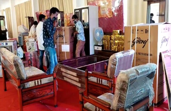मुख्यमंत्र्यांनी तिन्ही मुलींची लग्न पूर्ण रीतीरिवाजांनुसार केली. नवीन आणि आनंदी आयुष्यासाठी त्यांना शुभ आशीर्वादही दिला.