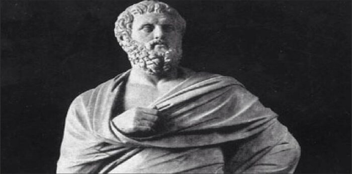एस्किलस (Aeschylus) एक ग्रीक लेखक होता, ज्याला ट्रॅजेडीचा जनक म्हटलं जातं. त्याचा डोक्यावर कासव पडल्याने मृत्यू झाला. आकाशात उडणाऱ्या घारीला एस्किलसचं डोकं म्हणजे दगड वाटला म्हणून तिने वरून चोचीत पकडलेलं कासव खाली टाकलं, असं म्हणतात.