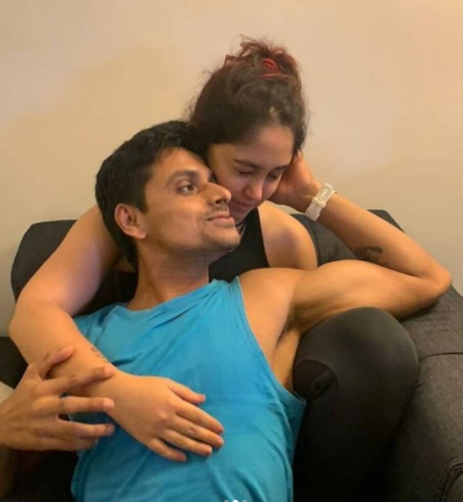 काही महिन्यांपूर्वीच आयराने आपली रिलेशनशिप ओपन केली होती. अनेकदा ते दोघे एकमेकांसोबत स्पॉट होतात.