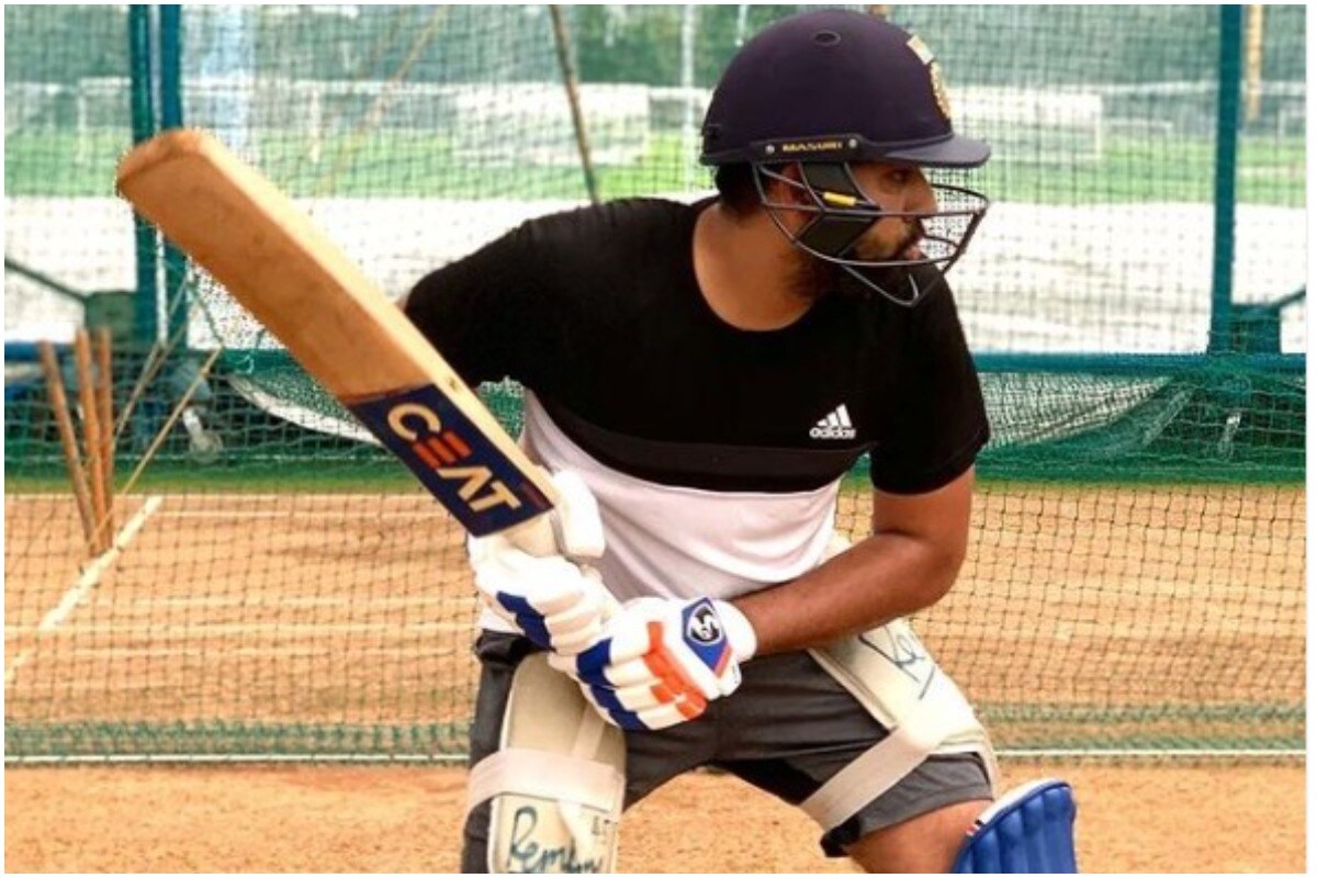 भारत आणि इंग्लंड (India vs England) यांच्यातल्या 5 टेस्ट मॅचच्या सीरिजला 4 ऑगस्टपासून सुरुवात होणार आहे. या आधी टीम इंडिया 20-22 जुलै दरम्यान काऊंटी टीमविरुद्ध तीन दिवसीय सराव सामना खेळणार आहे. या मॅचसाठी टीम इंडियाचे खेळाडू तयारी करत आहेत. भारताचा ओपनर रोहित शर्माने सरावाचा फोटो शेयर केला, यात तो कॉमेंटेटरच्या भूमिकेत दिसला. (Rohit Sharma Instagram)