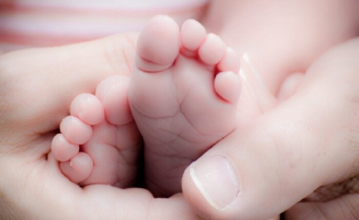 तिचं बाळ तिच्यासारखचं दिसावं या इच्छेने आलेल्या पाहुण्यांना लोलाने आपले लहानपणीचे फोटो समोर ठेवून गोरे केस आणि निळे डोळे असलेल्या दात्याची निवड करण्यास सांगितलं. या निर्णयाबद्दल लोलाला टीकेचा सामना करावा लागला. ती म्हणते की तिला जे योग्य वाटलं तेच तिने केलं. मात्र,तिचे मित्र या निर्णयामुळे मित्र खुष आहेत