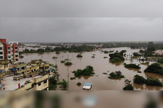अतिवृष्टीमुळे नुकसान झालेल्यांना ठाकरे सरकार देणार मोदी सरकारपेक्षा वाढीव मदत