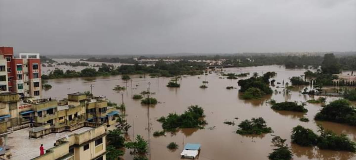 अतिवृष्टीमुळे नुकसान झालेल्यांना ठाकरे सरकार देणार मोदी सरकारपेक्षा वाढीव मदत
