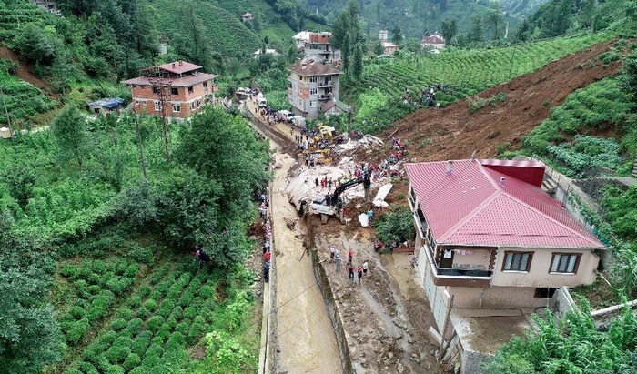 तुर्कस्तानातील पुरामध्ये आतापर्यंत अनेक गाड्या वाहून गेल्या आहेत, तर अनेकजण जखमी झाले आहे.
