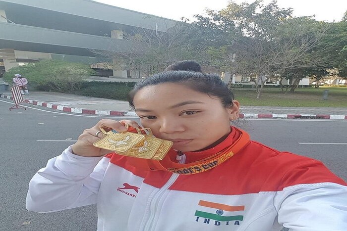 मीराबाईच्या या प्रवासात अनेक अडचणी आल्या. तिचे वडील सैखोन कृती सिंह सरकारी कर्मचारी होते. पण, त्यांचा पगार खूप कमी होता. त्या पगारात 6 मुलांचे पालन-पोषण करणे सोपे नव्हते. मुलीची गुणवत्ता पाहून त्यांनी तिच्या ट्रेनिंगमध्ये काहीही कमी पडू दिले नाही. 