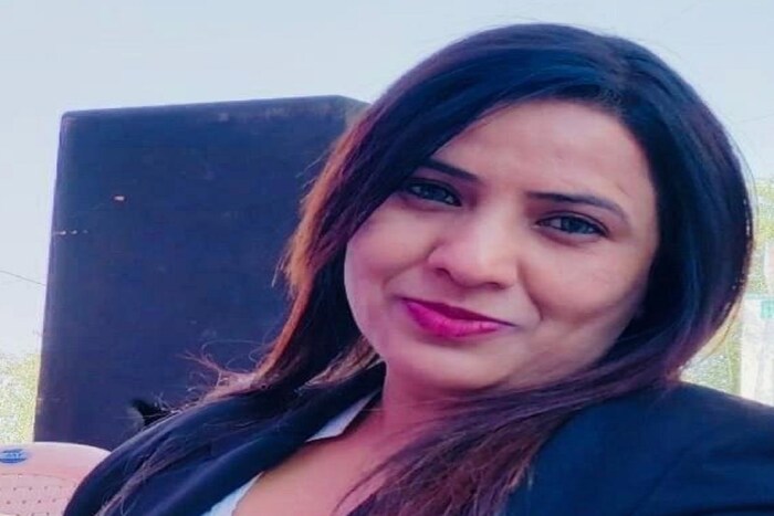 गुजरात युवा काँग्रेस निवडणुकीत एका महिला उमेदवाराच्या वयामुळे मोठा वाद सुरू झाला आहे. काँग्रेस गुजरात युवा काँग्रेसच्या अध्यक्षांसह अन्य पदांसाठी अंतर्गत निवडणुका घेण्यात येणार आहेत. यूथ काँग्रेस निवडणुकीच्या अध्यक्षपदासाठी 10 उमेदवार मैदानात आहेत. मात्र महिला उमेदवार मनिषा पारिख यांच्या जन्मदिनांकावरुन वाद सुरू झाला आहे. युवा काँग्रेससाठी वयाची मर्यादात 18 ते 36 पर्यंत आहे. मात्र मनिषा पारिखच्या स्थानिक नोंदणीत तिचं वय 42 वर्षे दाखविलं आहे. यामुळे वयाच्या नियमांचं उल्लंघन प्रकरणात यावर वाद सुरू आहे. 