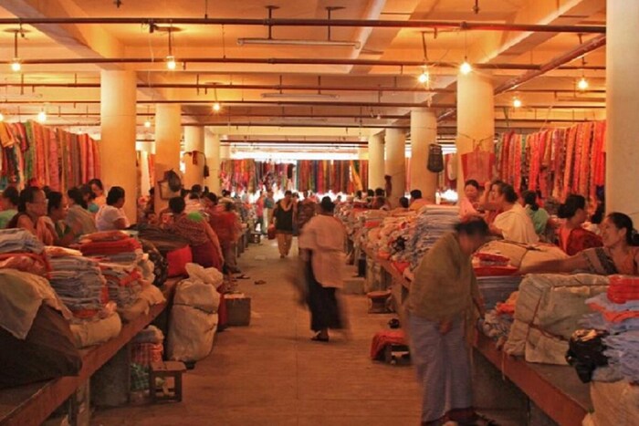 इंफाळमधील इमा मार्केट ज्याला मदर्स मार्केट देखील म्हटलं जातं ते महिलांद्वारे चालवण्यात येणारं सर्वात मोठं मार्केट आहे. याठिकाणी साधारणत: 5000-6000 पेक्षा जास्त महिला दुकानदार आहेत. एक सर्वात जुना बाजार म्हणून याचं वेगळं महत्त्व आहे. हे मार्केट महिलांद्वारेच चालवलं जातं. या मार्केटच्या प्रशासनासाठी महिलांची यूनियन देखील आहे. या परिसरात एका वर्षी आलेल्या भुकंपामुळे मार्केटची अवस्था दयनीय झाली होती, मात्र आता दुरुस्ती केल्यानंतर पुन्हा याठिकाणची गर्दी वाढली आहे. याठिकाणी दररोज लाखोंचा व्यवहार होतो. 