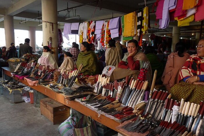 बीबीसीच्या एका अहवालानुसार, कदाचित हे मार्केट पूर्णपण महिलांद्वारे याकरता चालवले जाते कारण मणिपूरच्या मैती समुदायातील पुरुष मोठ्या संख्येने चिनी आणि बर्मी यांच्याशी लढाईमध्ये असत. त्यामुळे महिलांवर कुटुंबाची जबाबदारी होती. याठिकाणी केवळ आर्थिक व्यवहार नाही तर महिलांकडून राजकीय भूमिका देखील घेतली जाते 