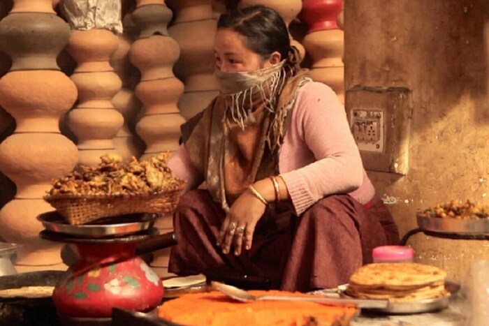 याठिकाणी काही जागी विधवांना किंवा एकट्या राहणाऱ्या महिलांना दुकानासाठी जागा देण्यात आली आहे. हा बाजार प्रसिद्ध असल्याने पर्यटकांची देखील ये-जा असते. याठिकाणी दुकानदार महिला अधिकतर पारंपरिक वेशात असतात. आपल्या कुटुंबाचं पालनपोषण करता येईल, इतकी कमाई या महिला या बाजारातून करतात. 