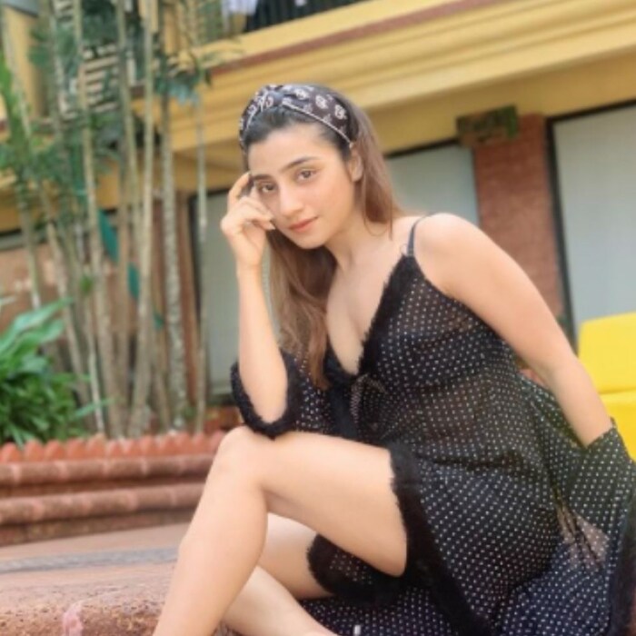 बालिका वधू फेम अभिनेत्री नेहा मारदा (Neha Marda) यावेळी बिग बॉस15 मध्ये दिसणार आहे. अनेकदा बिग बॉसची ऑफर नाकारल्यानंतर आता नेहा बिग बॉसमध्ये येणार असल्याचं म्हटलं जात आहे. नेहा 'बालिका वधू', 'डोली अरमानो की' आणि 'क्यूं रिश्तों में कट्टी बट्टी' या मालिकांमध्ये दिसली होती.
